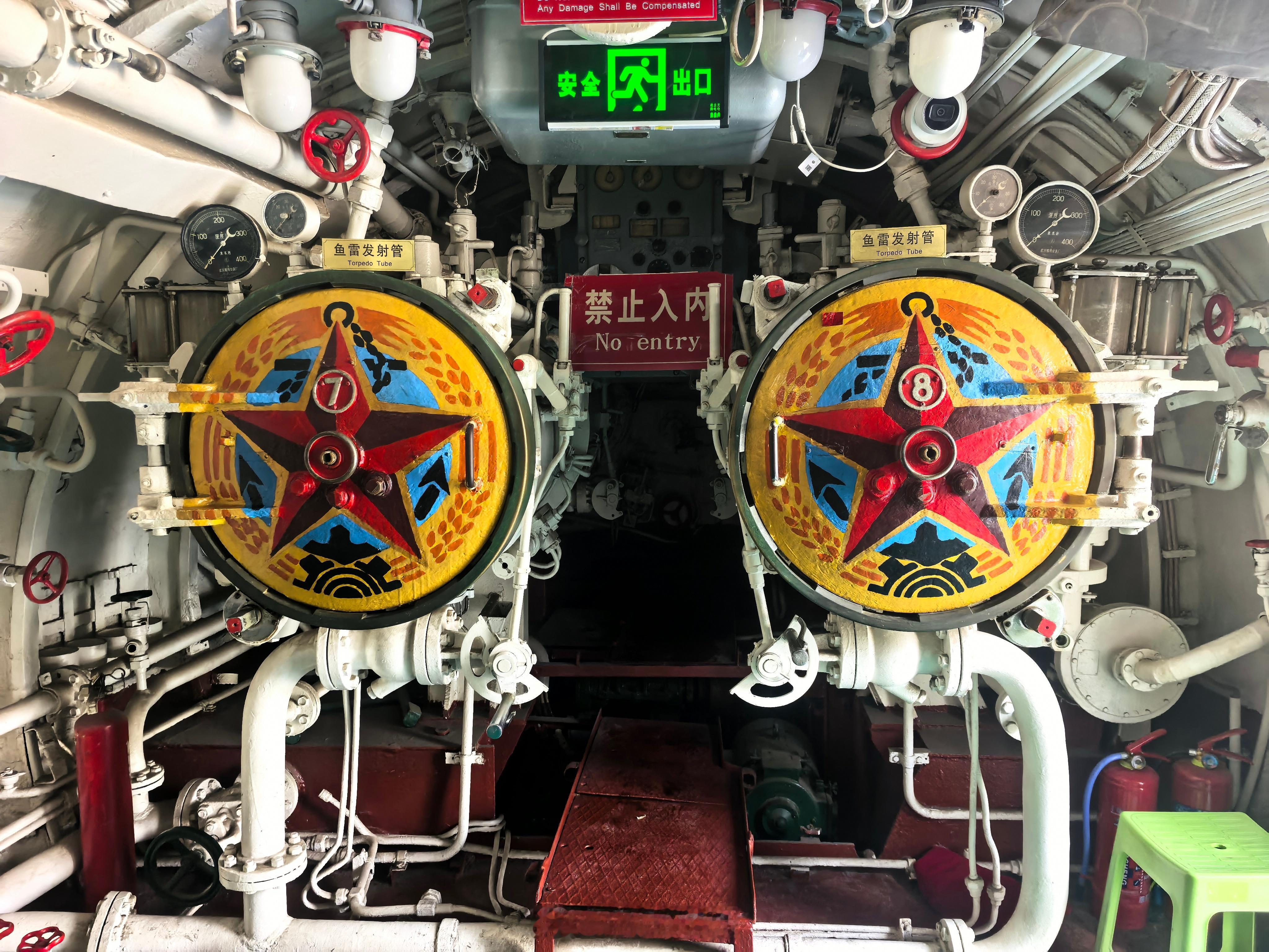 #旅顺口#！国产第一代033型常规鱼雷攻击潜艇，武汉造船厂建造，艇长76.6米，宽6.7米，高15.35米，最大潜深300米，编制60–70人，共7个水密舱，可携带鱼雷12枚。1982年下水服役，2006年退役，命名“旅顺口”号，安置在旅顺潜艇博物馆。
        七舱串联，方寸舱室，承载一代人守护海疆的岁月。深海无声 ​