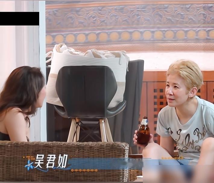 殷桃盯着吴君如的脸，眼睛都直了，直接问，姐你这皮肤怎么养的。吴君如乐了，就俩字，天生，再加俩字，运动。
现场全笑了。可你细品，这话真不是敷衍。吴君如六十岁的人，脸上有褶，但紧致，透亮，一看就是常年流汗换来的。殷桃自己也常年泡健身房，那腰线，那状态，搁同龄人里也是碾压级。
有意思的是，这俩人一个靠