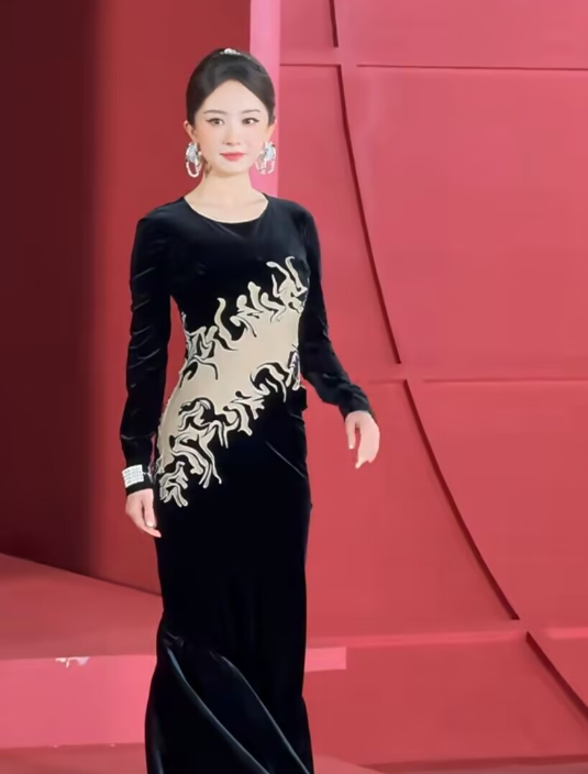 时尚芭莎盛典有女明星耍大牌，张小斐救场？
芭莎盛典已经结束，但网上却有爆料某女艺人迟迟不肯上场，最后张小斐救场，艺人出场顺序：白鹿开场，杨幂压轴，90花和85花一前一后，到了红毯下半场，主持人麦克风未关，依稀传出有人不敢上台等对话，网上曝光的出场顺序是蔡文静、周涛、李思潼、赵露思，但四人的出场顺序不
