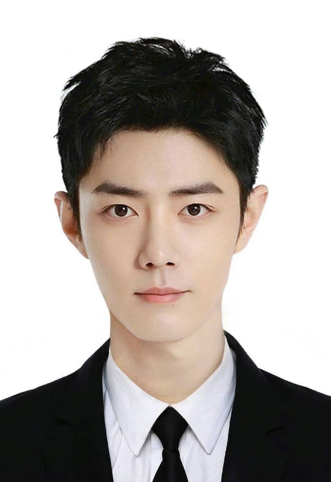 近日，不少观众满心期待肖战主演的《小城良方》能够早日定档播出。
与此同时，有媒体曝出正午阳光剧集《重庆号》第一季的完整演员阵容名单，网传李现、黄轩、周雨彤三位实力派演员将加盟该剧，男主正是大家热议的二字顶流，爆料内容和此前流传的消息大体吻合。
值得留意的是，此前网上传得沸沸扬扬的肖战，并没有出现在这