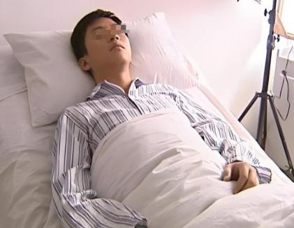 40岁工段长出轨女同事，激情过后脑出血成植物人，公司反手开除，家属索赔38万，法庭上却傻了眼——公司甩出他亲手签字投票的规章制度：与同事不正当关系，无偿解雇！法院判了：医疗期不是免死金牌，触碰过错红线照样开除合法，38万索赔全驳回，只赔1.1万病假工资。说白了，很多人把医疗期当成护身符，以为生病了公