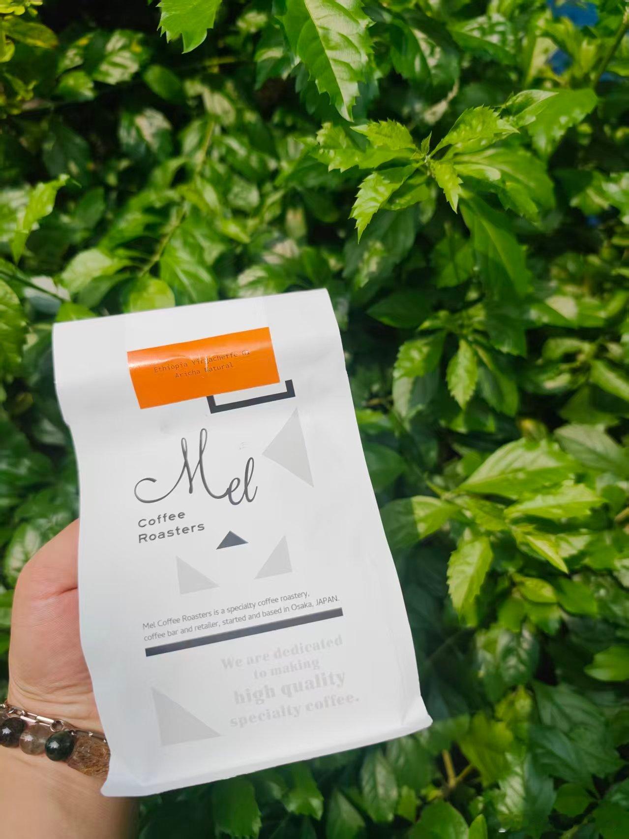 Mel Coffee Roasters｜埃塞俄比亚 耶加雪菲 Aricha（阿瑞查）日晒 G1
 
🏠烘焙品牌：Mel Coffee Roasters
 
来自日本大阪的知名精品烘焙厂，在日本精品咖啡圈极具人气，主打浅烘，擅长放大豆子原生花果调性，选豆严苛，包装辨识度很高，也是很多国内咖啡爱好者海淘日烘豆的热门选择。
 
📋豆子基础 ​