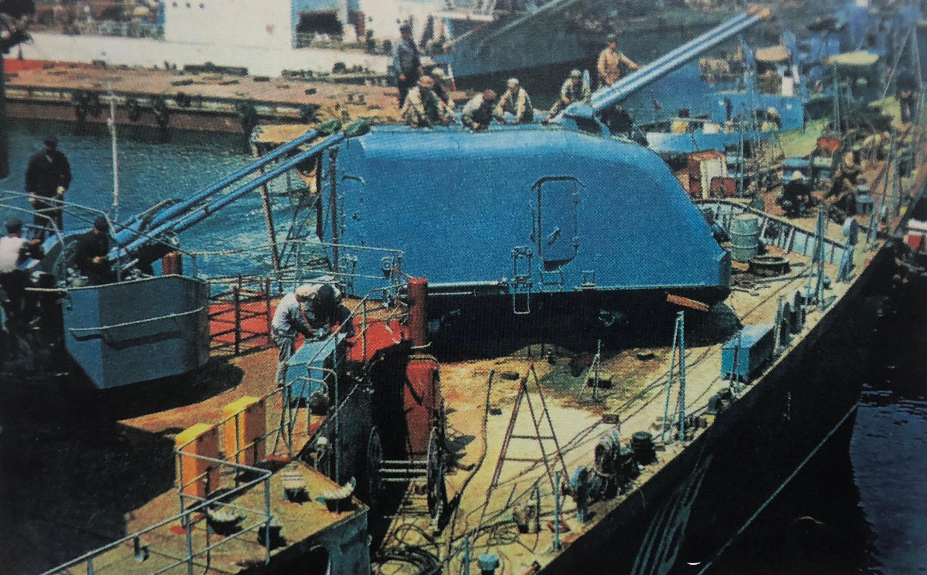 1977年舾装中的051D型导弹驱逐舰108“西宁”号。051D型（旅大I级）是正式定型并开始批量建造的第二批此舰（D代表定型）。1976年以后，从108号“西宁”舰开始，051D型导弹驱逐舰先后建造6艘，其中大连造船厂建造4艘，重点是纠正、改进基本型在建造、使用中暴露出来的问题。最主要改动是以双37毫米舰炮代 ​