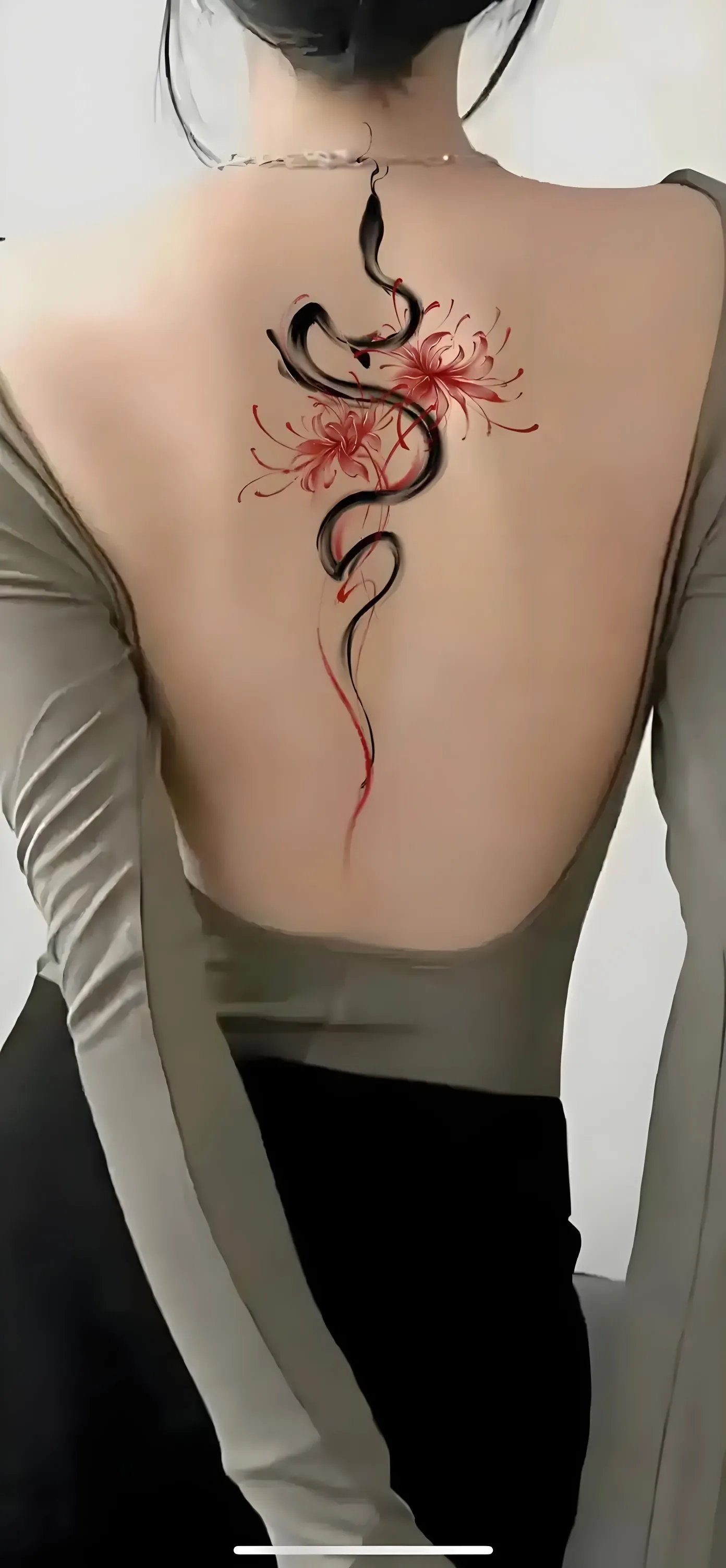 非常漂亮的美女也纹身，而且皮肤非常白皙，气质也很好，大家怎样看？