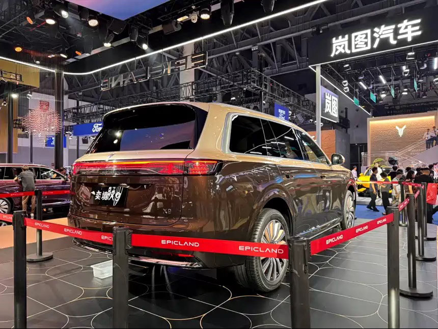 东风奕境 X9 于 2026 年 9 月正式上市，定位大型增程 SUV，车身尺寸宽大，六座布局主打大家庭出行。

动力搭载增程混动系统，大容量电池提供较长纯电续航，长途依靠发动机发电，消除里程焦虑。底盘配备空气悬架，可调节悬架状态，提升乘坐舒适性。

座舱内部空间宽敞，二排独立航空座椅，支持多向调节