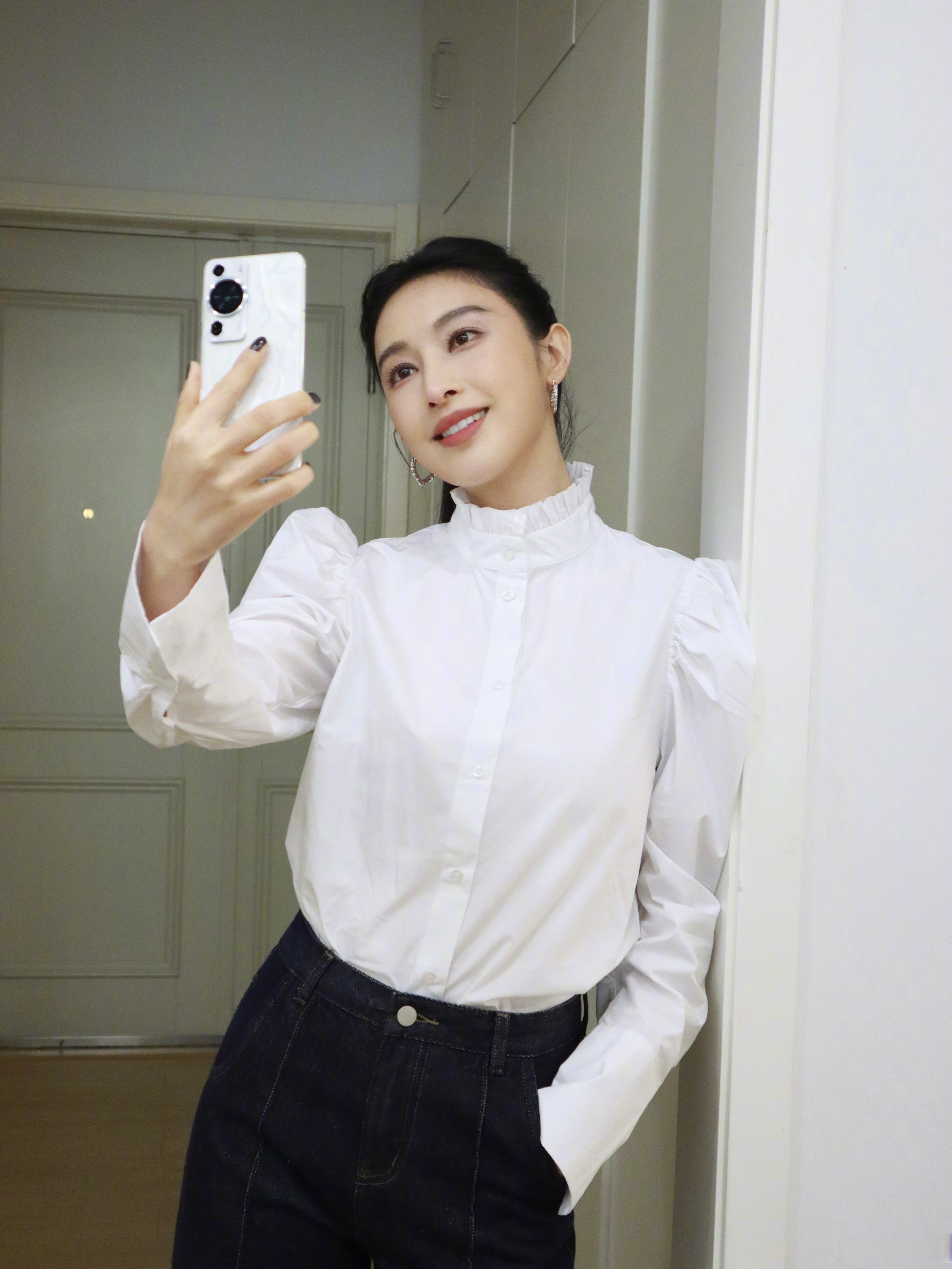 白衬衣，黑长裤，让张俪穿出了白领精英的干练，也穿出了优雅小公主的气质。...