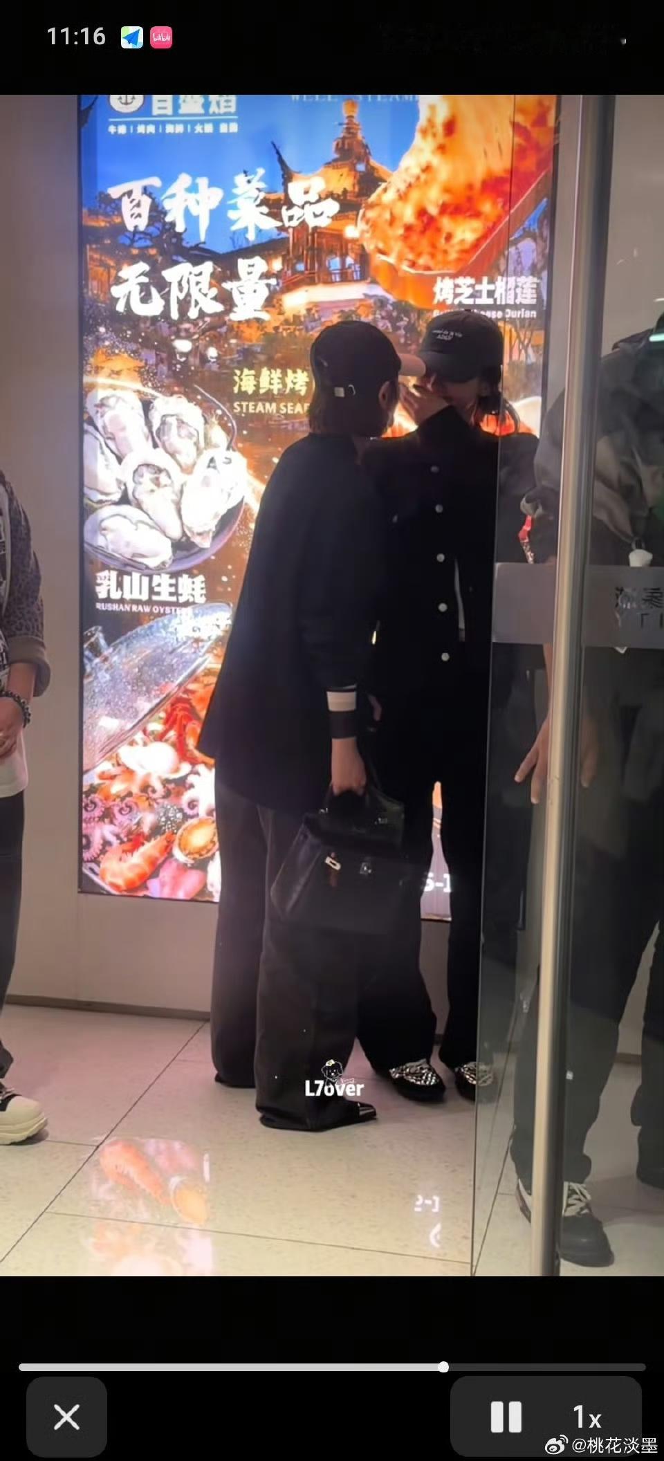 娱乐圈的私生代拍真的得整治整治了

你看黄明昊重庆演唱会观众席的这一幕

直接把孙怡和唐艺昕都给吓得上热搜了

这事还得从黄明昊重庆演唱会说起

本来周翊然、孙怡、唐艺昕三个人结伴去支持黄明昊的演出

结果刚坐下观众席没多久，一群私生代拍的人直接把周翊然给围住了

不管是手机还是相机，全往他脸上怼。