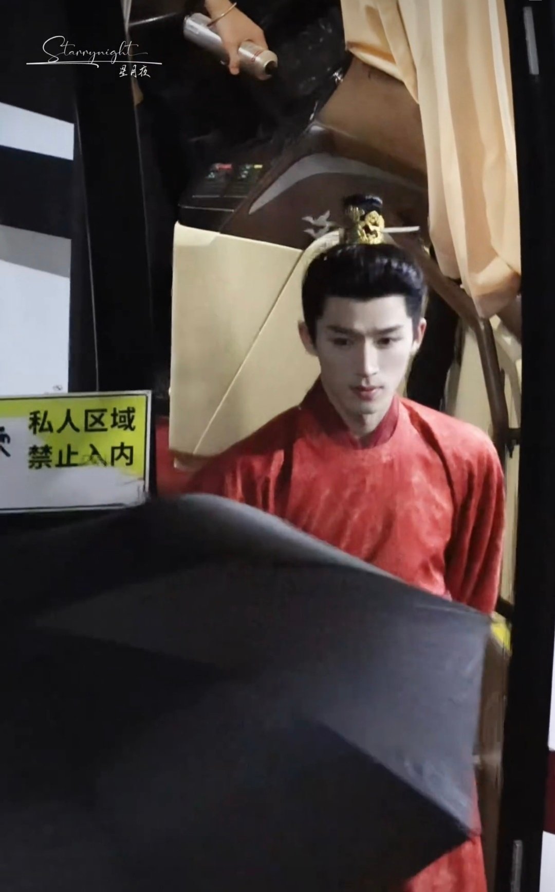 不儿，日妆造骂妆造能不能别带我家，江玄瑾从试拍那天妆造就是粉丝满意路人夸的，连豆瓣几个最恨王星越的组都只能找出来同质化这种缺点，一点不考虑男的落地古偶束发就这几种造型。不满意我们自己会说。
目前我们很满意很帅不要代表我们行不行。。。 ​