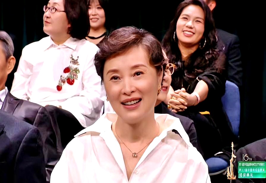 同演一部剧，于和伟拿了金鹰视帝，吴越却全程陪跑，两手空空走个过场
 

今年金鹰奖评委占了六成票，风向全变了。专家们要的是立意拔高的大题材，于和伟演先烈，宋佳演山区校长，角色背景天然占尽便宜。吴越在同一部戏里戏份少，演得再入骨，也只能给大男主当陪衬
 

老老实实演普通人，不化浓妆不搞煽情，这种本分