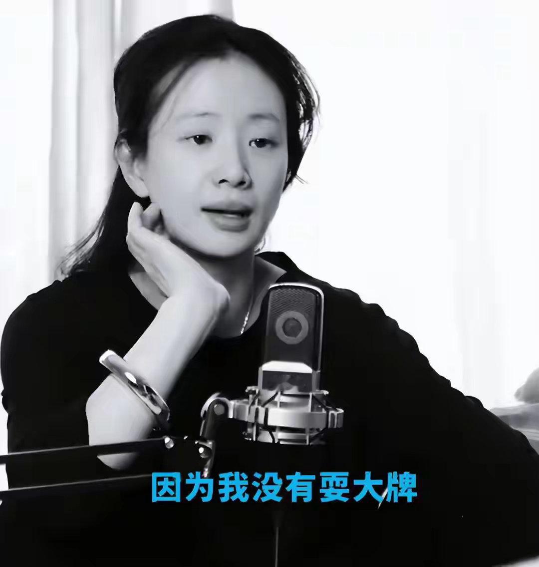 #李梦耍大牌事件#
李梦正面否认背负多年的 “耍大牌” 标签，坦言自己并非难搞的演员。针对流传已久的 “苹果事件”，她也做出解释，称当初的要求只是为了避免镜头穿帮，并不是刻意刁难剧组。多年来围绕她的几桩旧事再次被网友翻出讨论[泪奔] ​