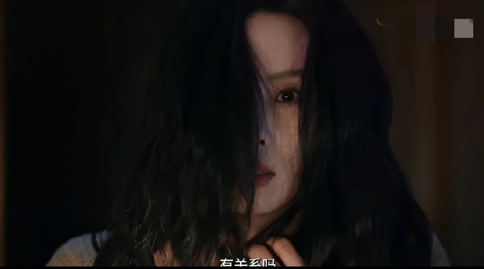 《醉梦》刚开播，刘诗诗饰演的沈乐水一改往日温婉气质。前一秒被扇落泪，下一秒立刻反击，抡锤砸车戏份气场拉满，又飒又有冲击力，带给观众很强的反差感。