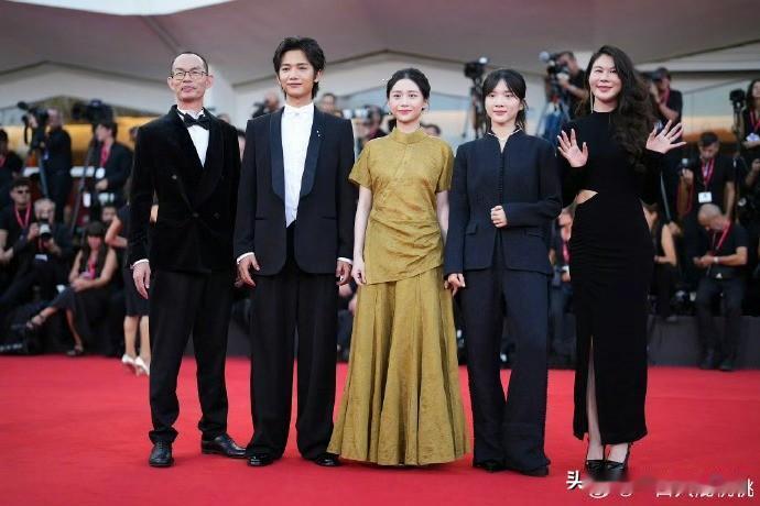 闫妮叶童倪虹洁，三位女士的年龄总和接近两百岁，即将在大银幕上演绎爱情故事。
定档海报刚刚发布，没有修饰皱纹，也未处理眼袋，就这样真实地呈现在镜头前。电影名为《活色生香》，定于国庆档上映，是国内首部以银发群体婚恋为主题的喜剧片。
闫妮饰演的薛宝梅执着寻觅灵魂伴侣，叶童饰演的蒋芳芳在金钱与情感间挣扎