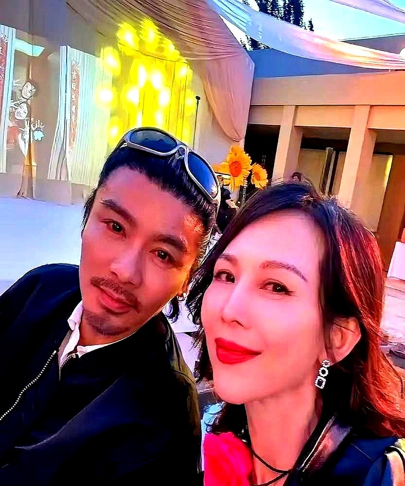 蔡少芬收拾行李要赌气离家，张晋连眼皮都没抬，只问了一句：“孩子谁带？”

她当场愣住，火气消了一半，张晋接着补刀：“别拿分手试我。”就这两句话，把人死死拉回现实。

两人在一起18年，从不比嗓门大，全看谁更稳。她闹脾气他全接得住，生病也是他守着。上个月在敦煌大漠过生日，蔡少芬感慨身边陪着看日落23年