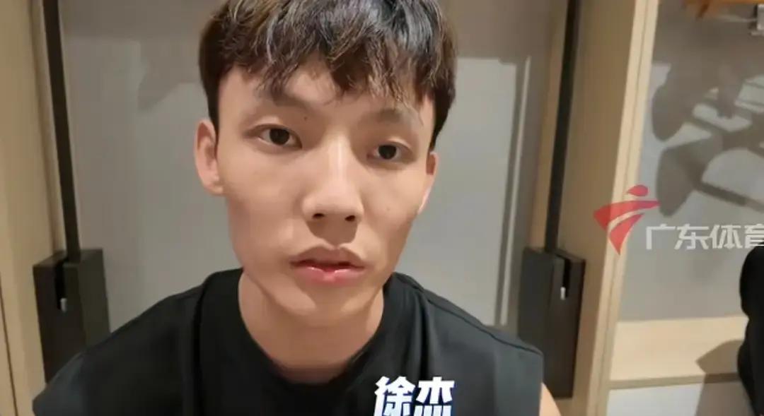 身为球队主力控卫，赛前主动公开承认“自己占了太多球权”，这种清醒在如今的赛场上真不多见。
打宁波这场球之前，徐杰的一番自我剖析，字里行间全是自责与急迫。
他直言队伍眼下确实遇到了难处，可自己偏偏没能给出足够的支援，心里特别憋屈。
看着场上经验丰富的老外援一次次站出来硬解难题、在关键时刻总能精准