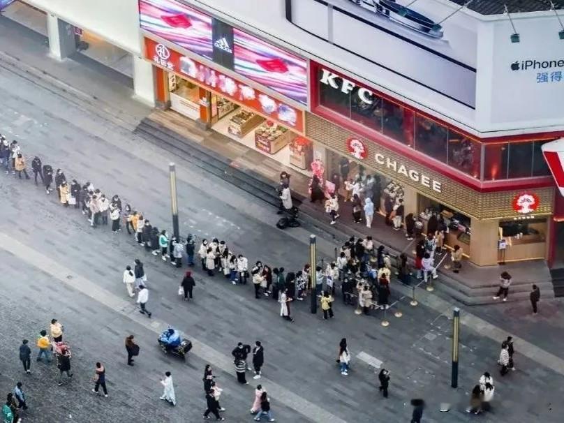 郑钦文夺冠第二天，霸王茶姬砸了1350万：这笔账，算出了企业最大的格局

郑钦文中网夺冠的第二天，霸王茶姬干了一件让全网打工人眼红的事。

为庆祝夺冠，品牌推出全场买一送一，全国门店直接爆单。

有门店一天摇了3000多杯奶茶，店员摇到胳膊抬不起来，还撂下一句话：奶茶摇不完不下班。

网友都在心疼：