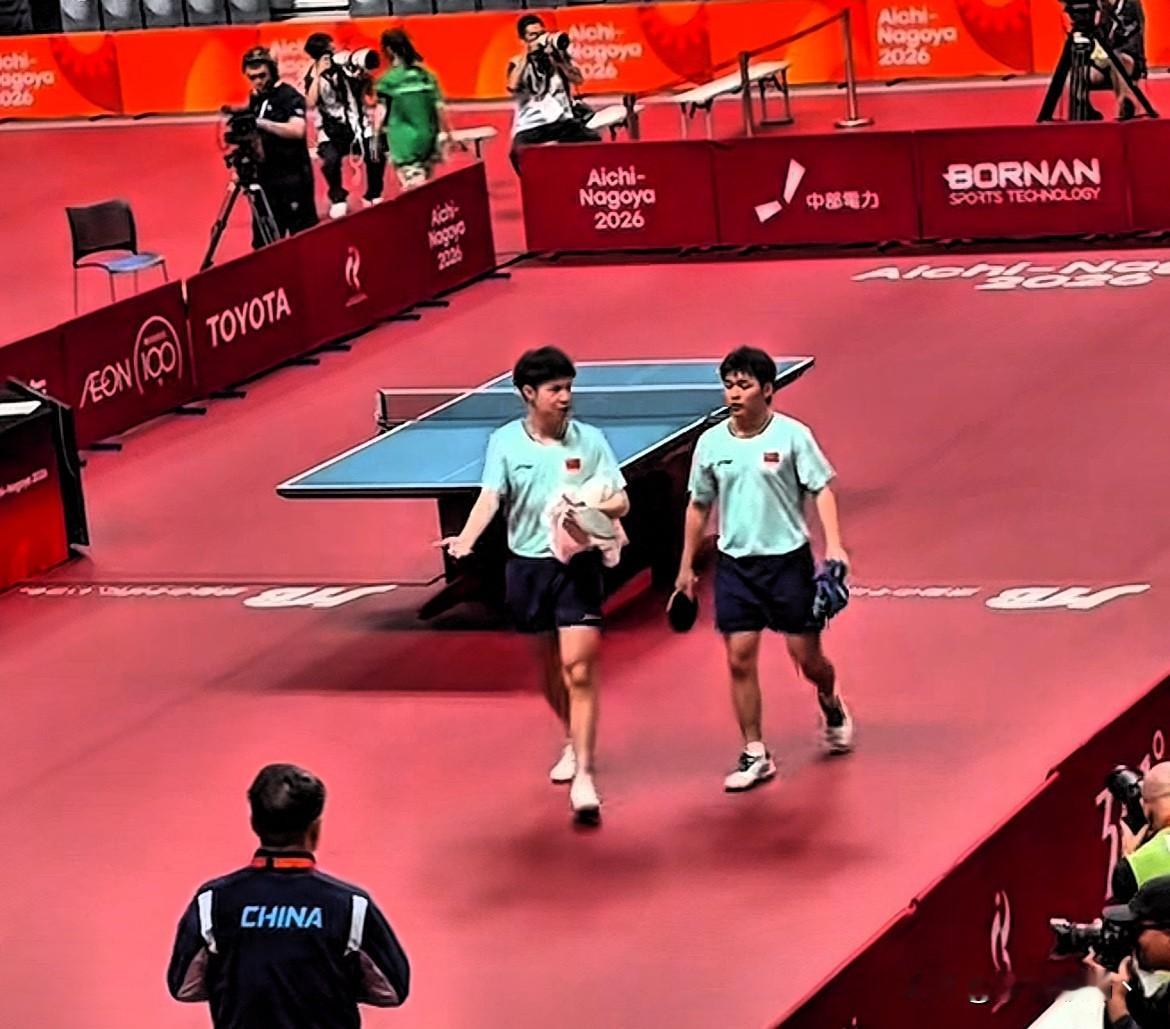 今晚乒乓球两场决赛，连着看

18:00 男双决赛：林诗栋/黄友政 vs 张本智和/筱冢大登
19:30 女单决赛：王曼昱 vs 孙颖莎

第一场是中日争金。张本半决赛刚完成9比3大逆转，手感和心气都在最高点；林诗栋昨天混双夺冠、今天男双又逆转松岛，24小时内连轴转，身上已经揣着一金，光脚的不怕穿鞋