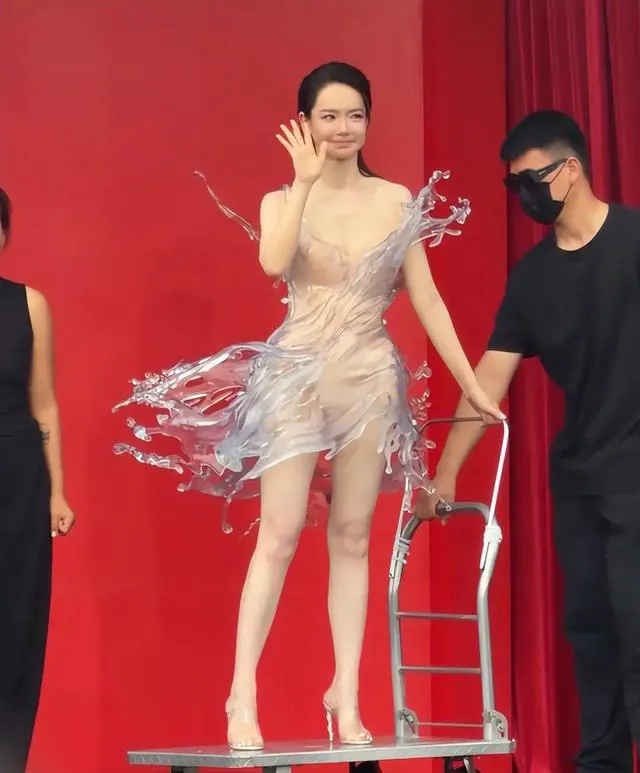芭莎之夜红毯太敢露！戚薇被推车进场，宋妍霏裸背真空，希林瘦脱