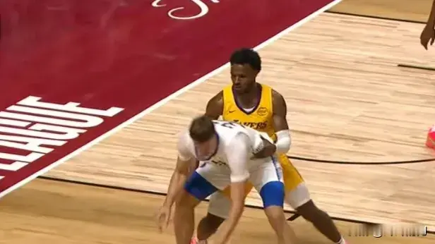 弗拉格的首秀暴露了他的一个严重问题：身体对抗能力太差了。  弗拉格在夏...