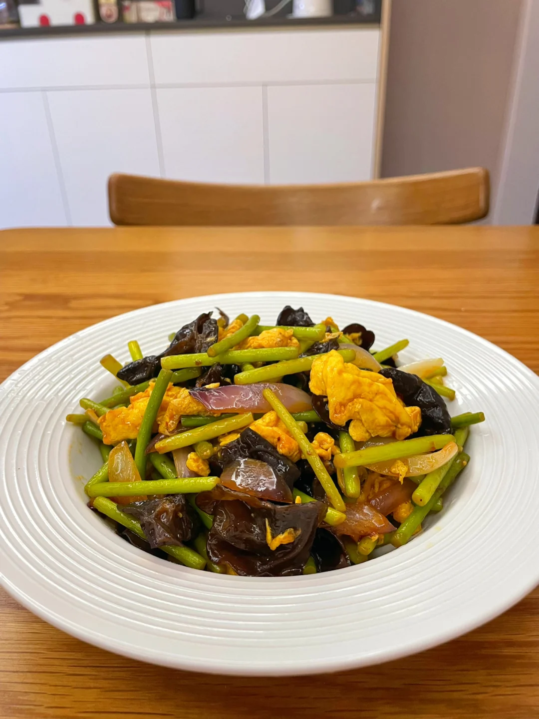 超浓郁的蒜苔木耳炒鸡蛋，妥妥的下饭菜🤤