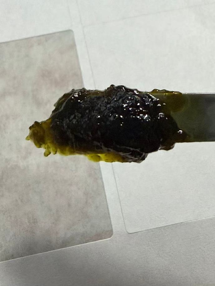 漫行草木间 树兰花夏秋开黄色花，每一枝枝条着生70-100朵小花，因花很小，只有米粒大，被称之为米仔兰；人间烟火 在福建漳州有一株300年生米兰，高达6米，干粗20厘米，单株年产鲜花近百公斤，俗称“树兰王”；风起云散 树兰花香似蕙兰，清香幽雅，吐香时间持续2~~3天，是提炼香精和窨制花茶的好原料，常见有大叶树兰花和小叶树兰花两种，小叶树兰花枝稠叶密，树态优美，因而又是著名的盆栽观赏花卉，在许多花卉市场都可以看到树兰花盆栽销售；遇见美好 我个人是比较偏爱树兰花的，尤其喜欢这缕青翠的花香，时常将其装入走珠瓶，随身携带着；
