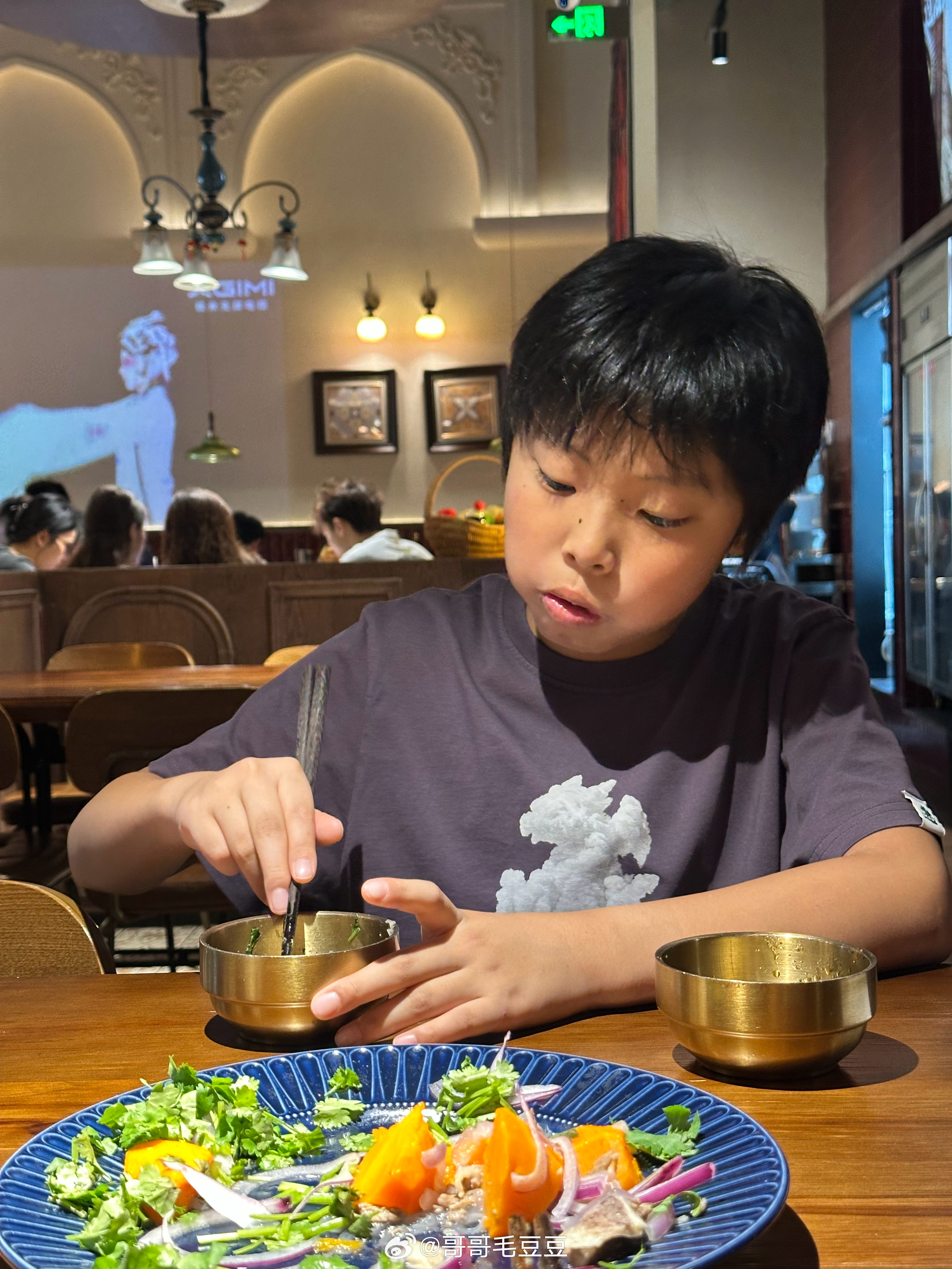我一共吃了三串羊肉串加一坨手抓羊肉就饱了毛豆吃了三串烤羊肉串三串闷羊肉串外加一整盘手抓羊肉猛将真的是猛将 ​​​