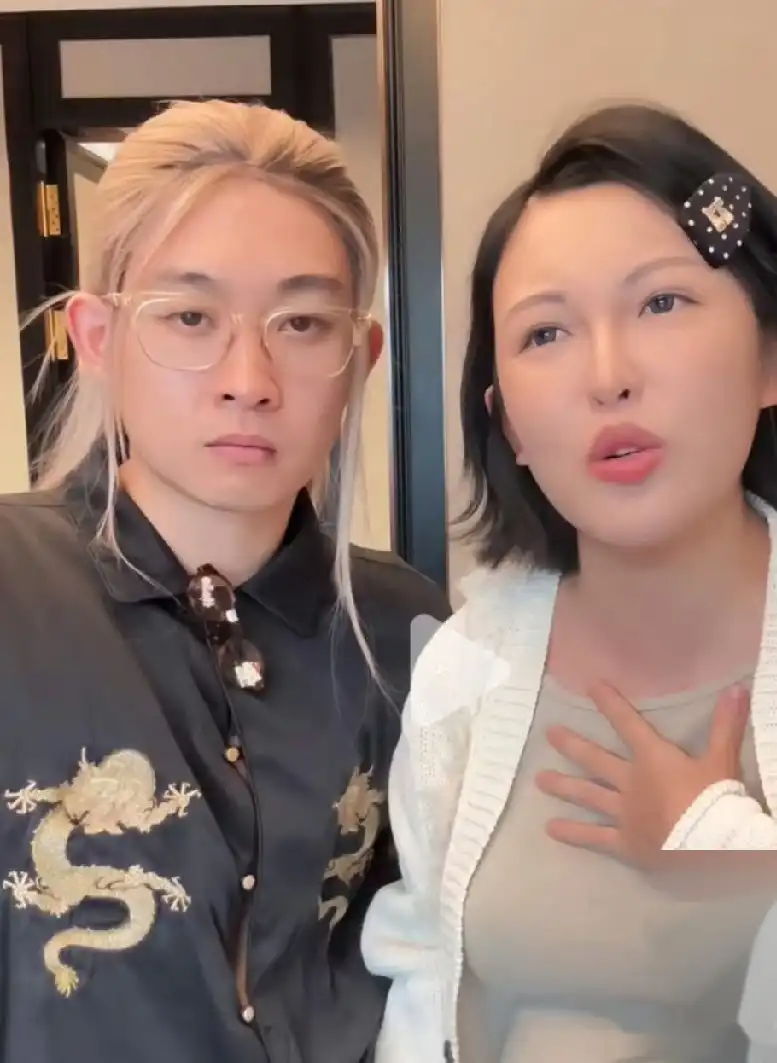 看到张凯毅官宣离婚的消息，心里五味杂陈。

两年前那场四斤黄金打造凤冠的求婚，多少人隔着屏幕都觉得那是偶像剧照进现实，可谁能想到，从领证到生子再到彻底散场，竟然只用了这么短的时间。

这下咱们可算是看明白了，婚姻里哪有什么神仙眷侣，褪去那些精心包装的滤镜，日子还得是冷暖自知。

“孩子不是纽带，反而