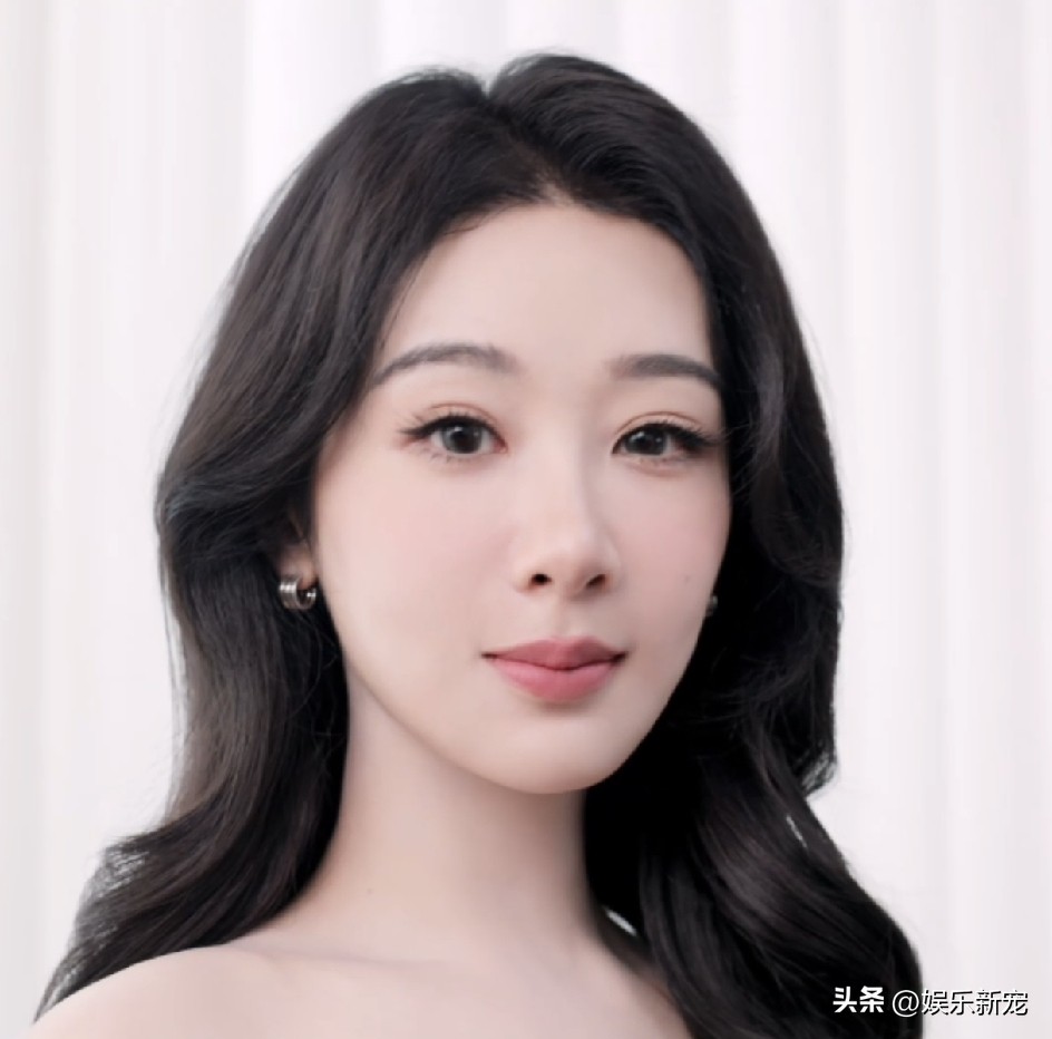 杨紫脸怎么僵硬成这样了！du得动弹不得，经典酒窝笑脸不见了。不觉得整得多么大花漂亮，反而觉得脸越来越长了。五官并不差，搁一块儿就是协调度拧巴，有时像阚清子，有时像孙怡，还有点像曾黎，反正越来越不像她自己。代言这回事，观众别太当真，根本不会找适配度多么高的，就是看谁有热度就抢谁，看杨紫就知道，脸都折腾