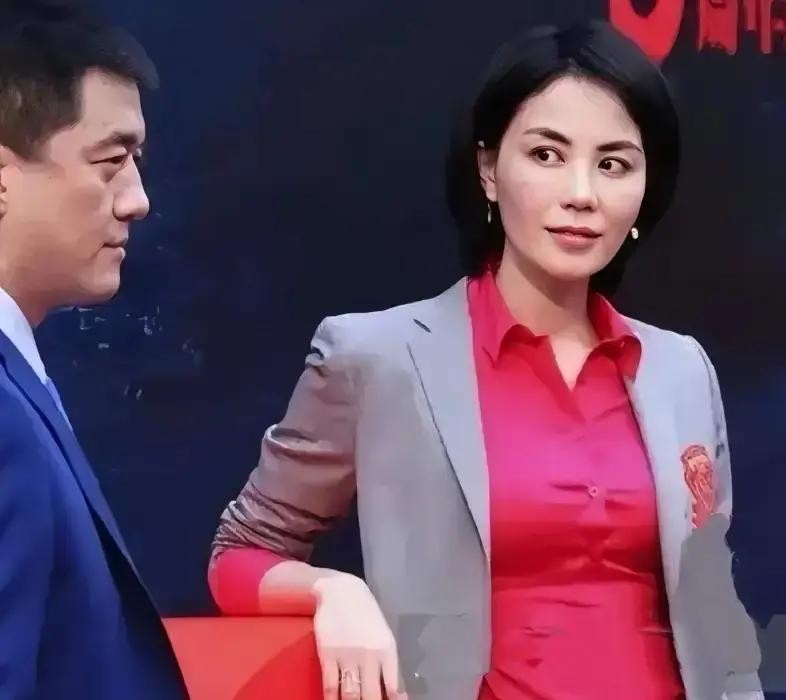最近李亚鹏的一段陈年采访又被网友翻出来细细咀嚼

镜头前他苦笑着透了个底，说两人在一起那么些年，前妻从来没有当面夸过他一句，真的一次都没有

有意思的是，就在网友们为这事吵得不可开交时，王菲正带着小女儿李嫣在台下看窦靖童的演出

母女仨同框的照片全网刷屏，铺天盖地都是在夸天后骨子里的那股松弛感

至