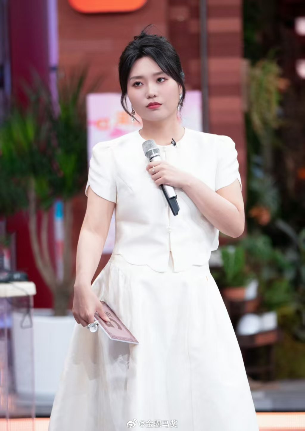 好六其他人：我是谁我在哪题在哪？李雪琴：答案是XXX。这游戏差距大到像...