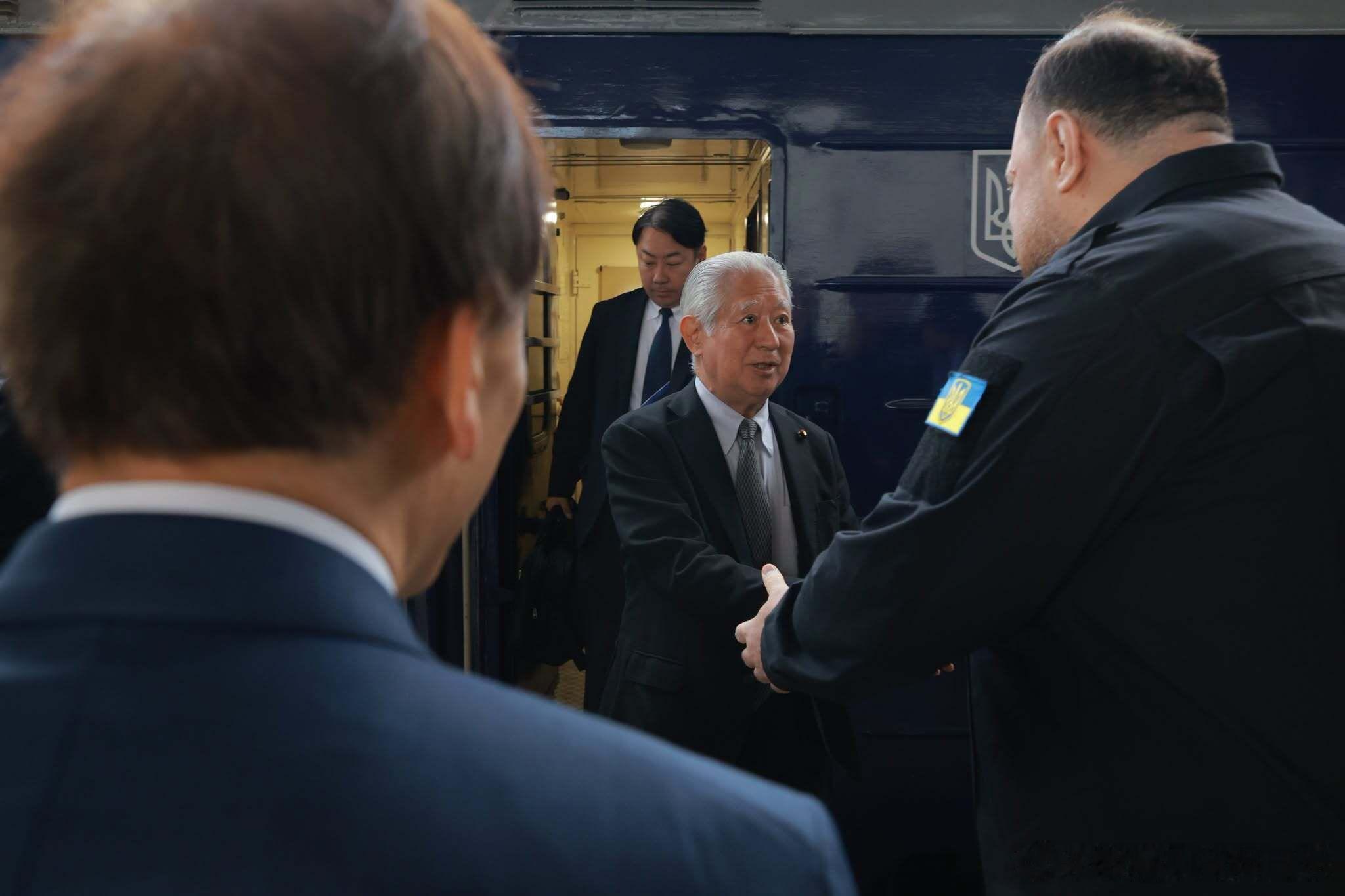 日本众议院议长首次访问乌克兰。
日本众议院议长森英介于9月14日抵达，乌克兰最高拉达（议会）议长鲁斯兰·斯特凡丘克在基辅火车站迎接了他。斯特凡丘克在社交网络上发文称，两人仅在一天前才刚刚在巴黎举行的七国集团（G7）峰会期间进行过交流。
他表示，此次访问的意义远不止是双方对话的延续，因为这 ​