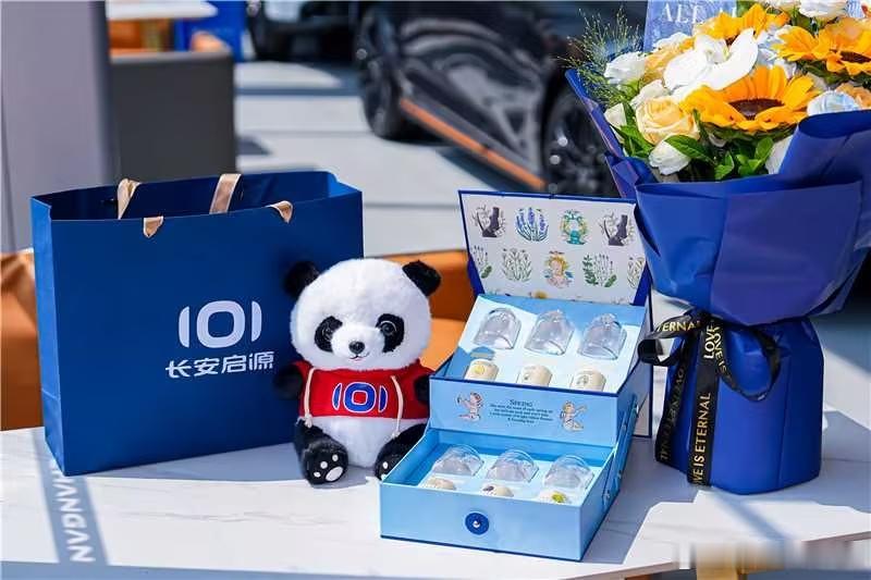 上市热销！启源Q06迎来特别交付时刻🔥
 
✅市场热度：启源Q06上市后热度走高，凭借出众产品实力收获众多用户认可，订单持续向好
✅一线走访：中国长安汽车集团董事长朱华荣走进终端门店，慰问一线销售服务团队，了解门店运营和用户真实反馈
✅暖心交付：现场参与新车交车仪式，为车主送上鲜花与专属 ​