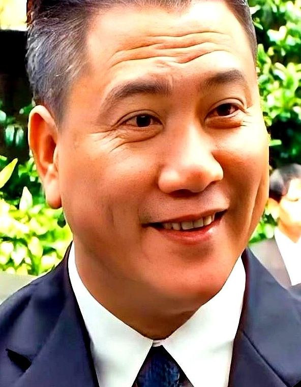 周星驰拨通电话，那头传来粗重的咳嗽声：“星仔，我身体不行，演不了啦。”筹拍新电影吃了闭门羹，星爷没恼，反倒叹了口气。

主要信源：（界面新闻——周星驰最感激的人，竟然有昔日的金马影帝万梓良）

2026年夏天，周星驰新片《功夫女足》上映，片尾字幕滚动到最后。

出现一行特别鸣谢万梓良先生。

这是继