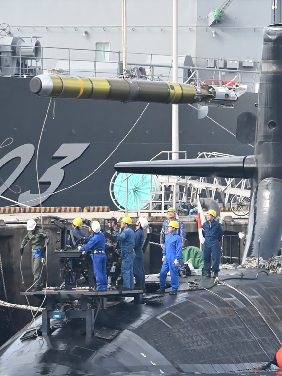 日本海自潜艇89式鱼雷装填 ​​​