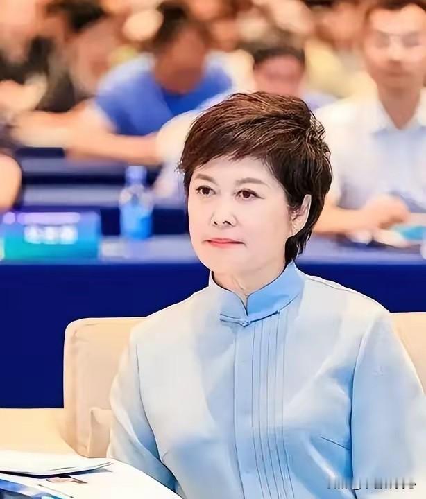 敬一丹离世全网缅怀，同是资深主持人悼念发文，曹可凡、白岩松两篇文案，格局差距一眼暴露，口碑彻底两极反转。
 
成年人的格局、分寸和修养，根本不用刻意标榜，一场悼念、短短几句话，就能分出高下。同样是送别从业三十余年的前辈搭档，两个人的文案，两种完全不同的心境，也让所有人看清了什么是真心缅怀，什么是借机