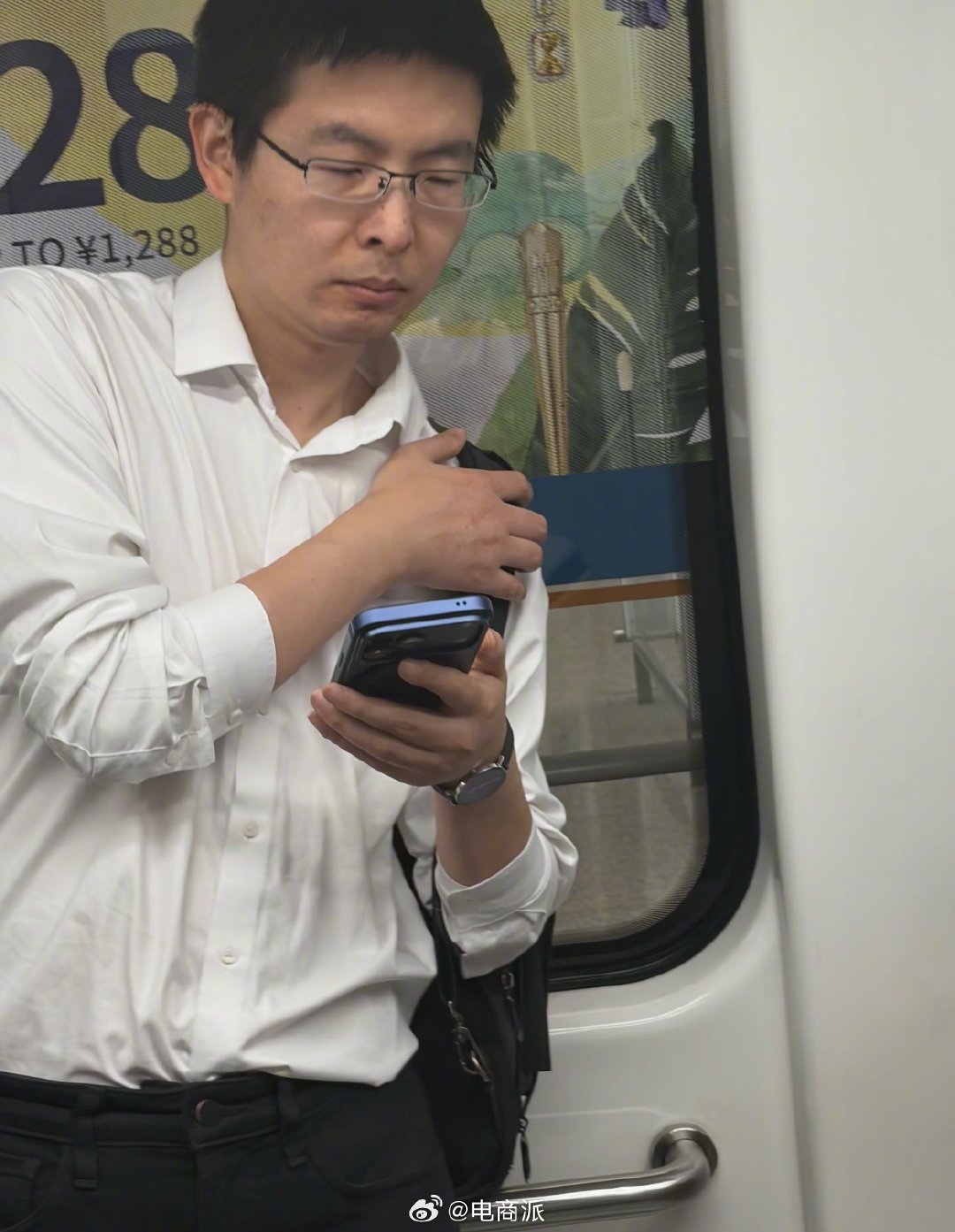 宇树科技老板王兴兴现身机场，独自背包没助理，依旧低调不爱笑。 ​