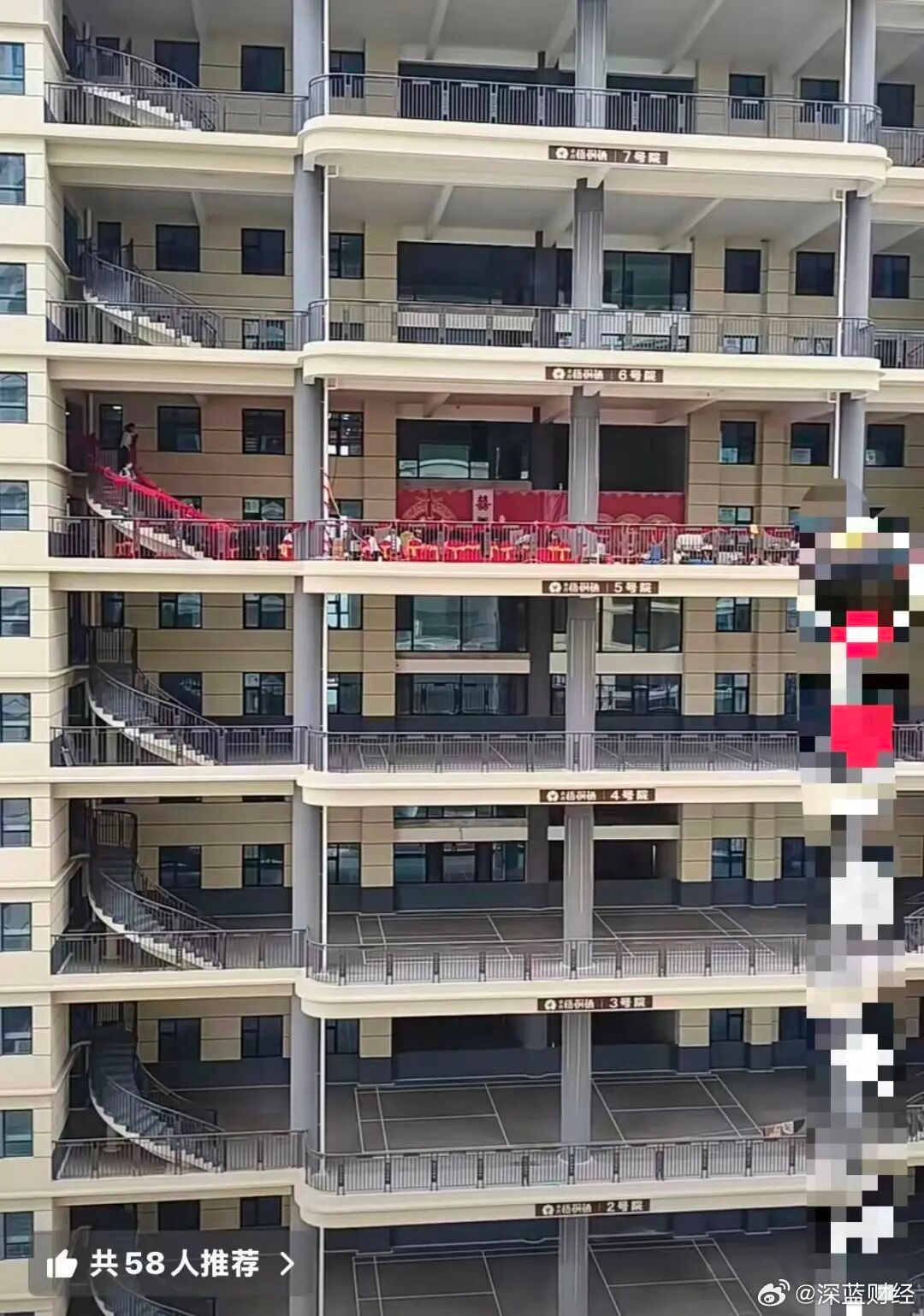 临汾一楼盘每隔两层配一个超300平米大平台，8户业主共用
中小学教学楼也这样设计就好了[yeah] ​