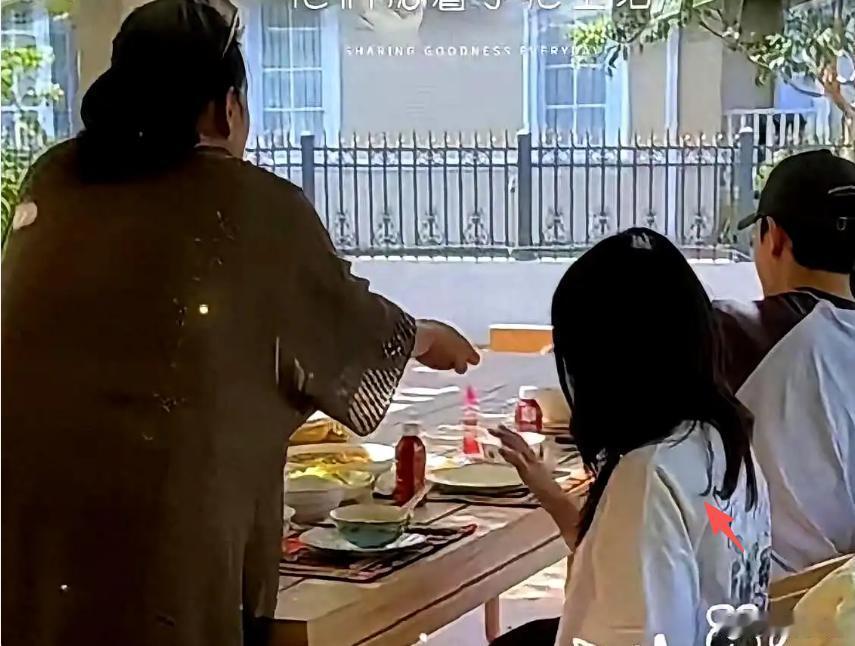 玥儿剪掉留了多年长发！饭桌上一个反常举动，看完不少网友直呼心里发堵 ​