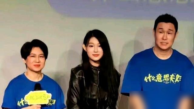 小沈阳两口子互换身体，国庆档闷声抢了2.4亿，把一堆大制作按在地上摩擦。
这片子没顶流，没烧钱特效，就靠沈默跟尤天意一觉醒来灵魂对调，两口子互演对方，鸡飞狗跳全是乌龙。观众就吃这一套，真夫妻演假互换，笑点全在生活里。
再看小沈阳这一年，披哥初舞台全开麦拿第一，演唱会接着开，女儿腿折了还硬撑完打歌