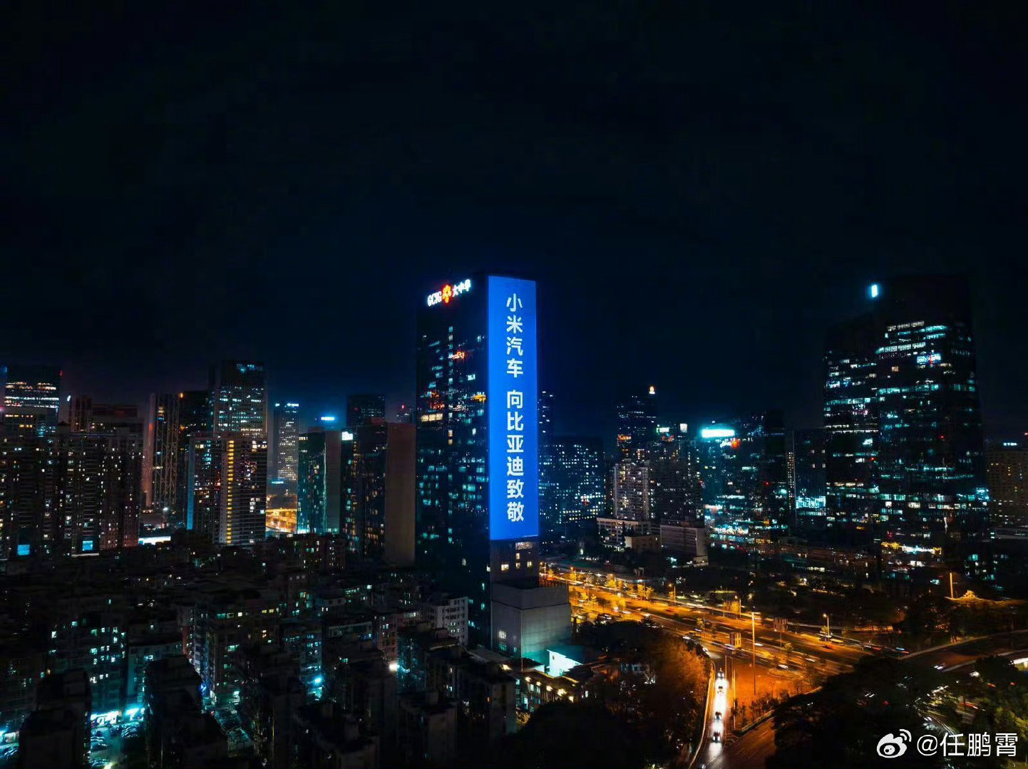 #这样的行业氛围真好# 在小米澎程上市前夕，宇树科技、比亚迪、理想等企业齐刷刷发博祝贺“打开新空间，拥抱新答案”。说实话，这种良性竞争的氛围才是行业该有的样子。从机器人到新能源巨头再到造车新势力，跨界联动背后是技术生态的深度融合，是中国智造走向成熟的标志。 ​