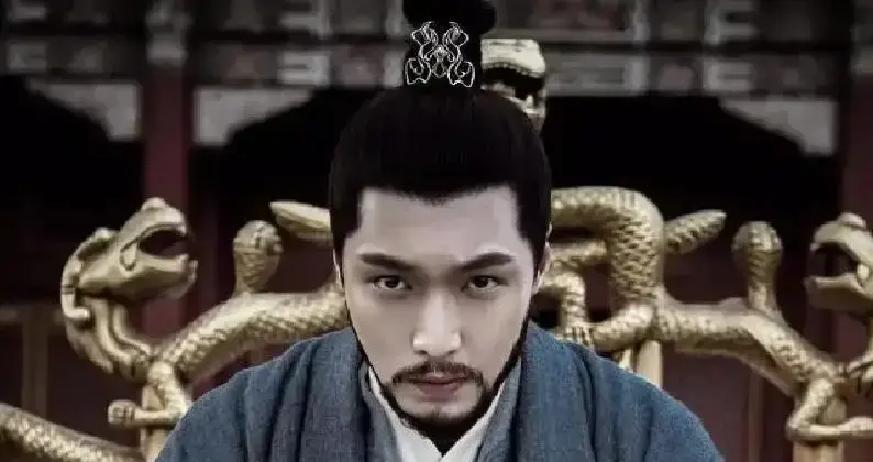1464年，大明皇宫，年仅38岁的明英宗朱祁镇双目紧闭，临死时，这个差劲的皇帝竟留下了两道“无比英明”的遗诏：-第一，废除自明太祖朱元璋以来的后妃殉葬制度；-第二，释放自永乐以来就被囚禁的“建庶人”，也就是建文帝朱允炆的儿子朱文圭。
 
朱见深走出寝殿，掌印太监捧着两份用玺的诏书等他示下。年轻的太子