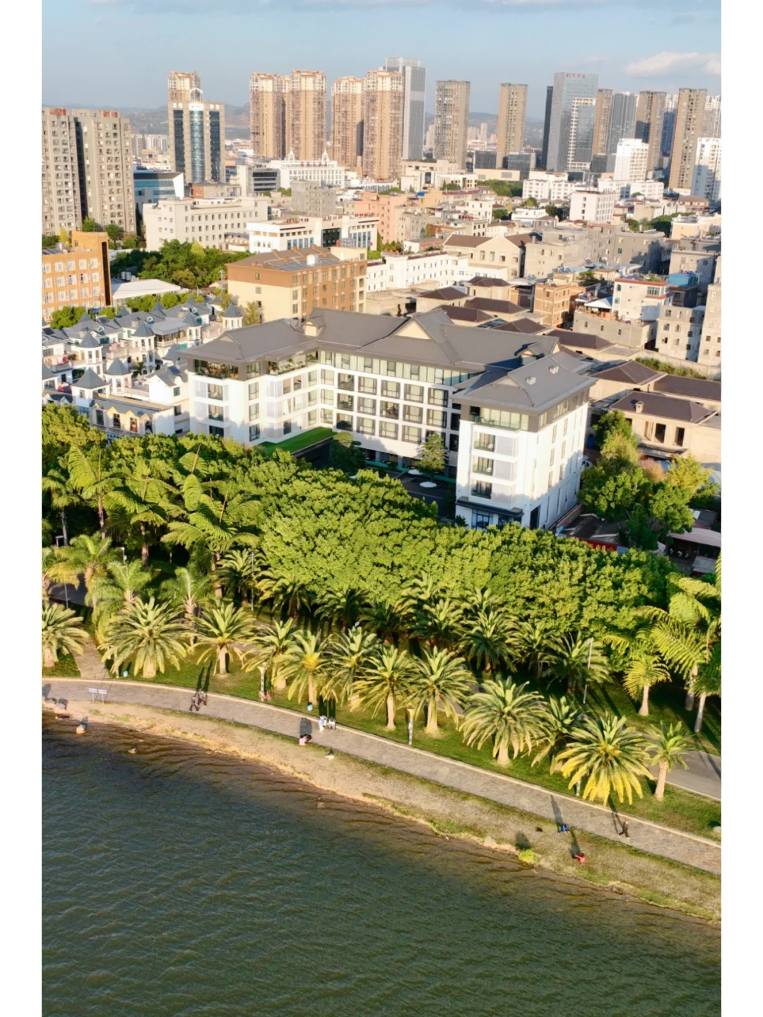 距离昆明1.5小时♨️ 一线湖景，还带私汤