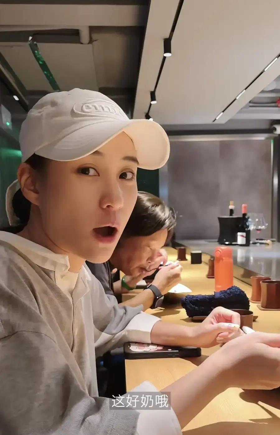 七十二岁的陈婉珍，出现在何超莲发的短视频里，没化妆，也没怎么特意打扮。
那几秒钟镜头没加滤镜，甚至没打马赛克，不少人盯着屏幕喊，这哪还有半点豪门阔太的影子，这就是个普普通通的老太太。
大家伙儿的关注点，全跑去算那顿饭钱了。说是去了港岛那家极难订位的私人定制餐厅，五个人吃一顿，算上加价，满打满算得