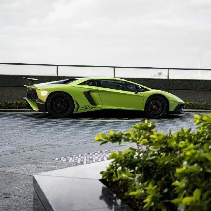 驾驭绿色，体验兰博基尼Aventador LP750-4的非凡魅力。选择绿色，使每一次出行都成为一场视觉盛宴，彰显你独特的品味和对生活的热爱。 ​​​