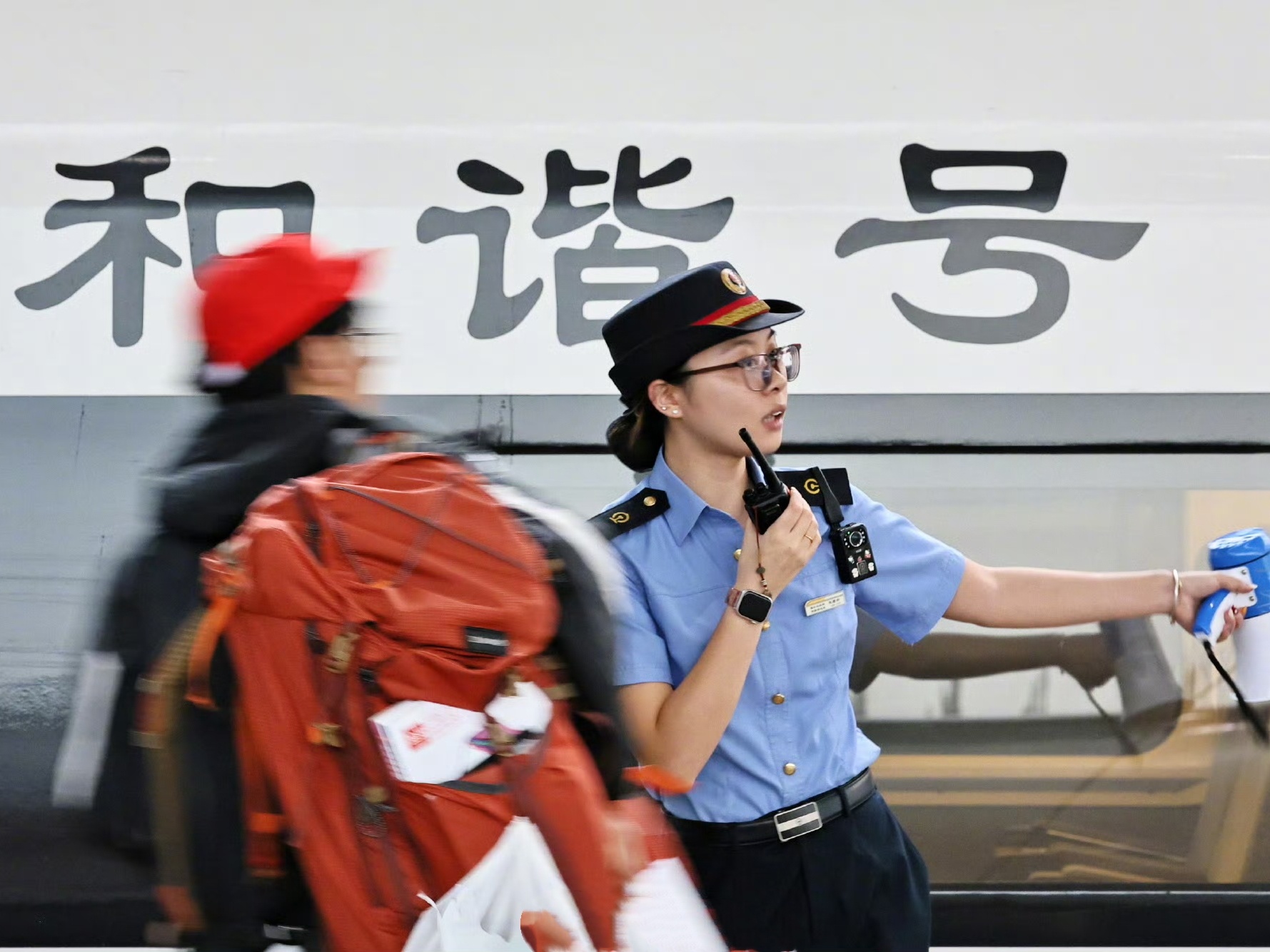 “十五五”蓝图已经铺开，开局起步至关重要。举国欢度国庆时，许多一线劳动者依然坚守在岗位，默默奔忙、尽心尽责。他们是穿行九州的高铁司机，是随时待命的消防员，是昼夜忙碌的建设者……正是这些平凡而执着的身影，托起了城市乡村的正常运转，为奋斗中国注入温暖坚实的力量，共同汇聚成新时代昂扬奋 ​