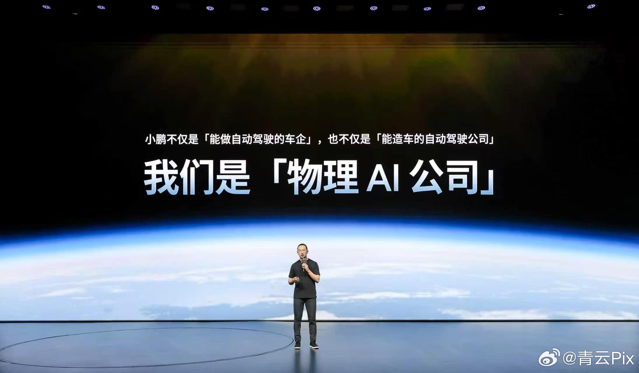 #小鹏第二代VLA首次模型重大升级##小鹏图灵AI第三颗芯片正式点亮#

小鹏图灵AI芯片第三颗点亮，这次的重点在于：芯片能自己跑大模型了。

单颗芯片独立推理，平均每秒20多个token，实时决策不用再依赖云端。车上的AI反应速度，跟以前完全是两个体验。

真正值得琢磨的是后面那句——这套能力会从汽车延 ​