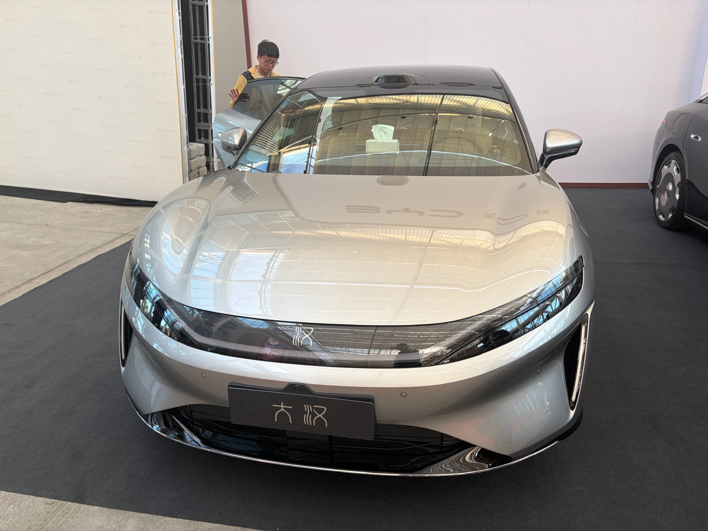 #比亚迪# 新大汉 ev，红色白色墨绿银灰，你喜欢哪个颜色 ​