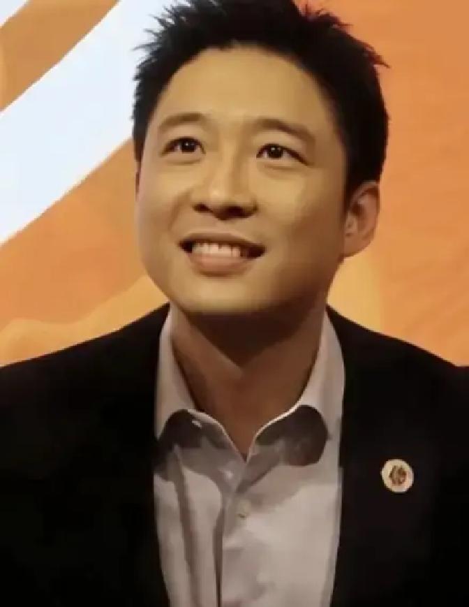 终于知道，霍启山“怕”郭晶晶，从不是因大嫂的身份，也不是奥运的光环，而是打心底敬重佩服。
 
霍启山第一次真切地感受到这种“怕”，是在一次普通的家庭晚餐后。那晚郭晶晶穿了件半旧的针织衫，坐在客厅角落看国际泳联新修订的裁判手册。霍启刚陪着孩子们在地毯上拼图。霍启山走过去，随手拿起茶几上一本翻旧了的笔记