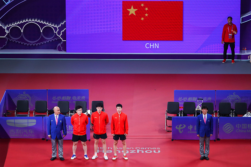 本来还在掰着手指头数中国队什么时候能在名古屋亚运会登顶金牌榜，结果开幕首个正式比赛日直接给我看傻了。
当天从现代五项女子团体那枚首金开始，中国队直接开启收割模式，单日狂揽11枚金牌，到9月20日19点就以绝对优势稳居金牌榜第一，把第二名日本队都甩开5枚。
游泳队2小时连拿6金，潘展乐、徐嘉余这些名将