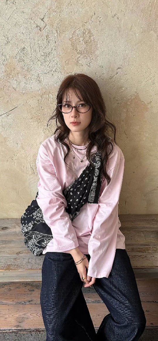 #赵昭仪提到北斗七行哭了#原来真正珍贵的友情，是分开许久，提起依旧会热泪盈眶。
赵昭仪谈及北斗七行忍不住落泪，她的眼泪，是看见伙伴们各自开花的欣慰，也是怀念那段真诚纯粹的旅途时光。
娱乐圈浮浮沉沉，难得有这样一段不掺杂功利的相遇。大家各自奔赴，却没有弄丢那份情谊。
最好的友谊大抵如此 ​