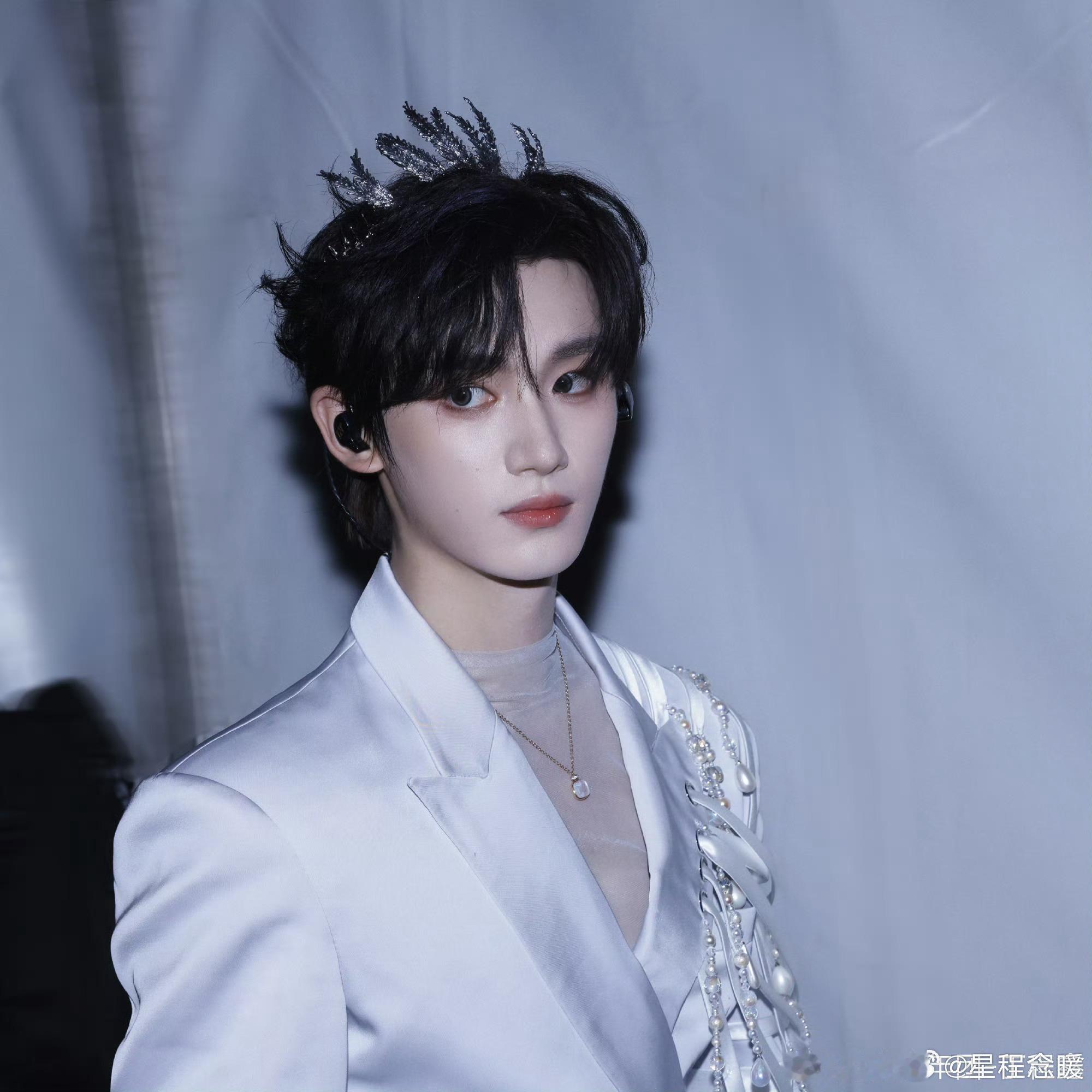 #丁程鑫[超话]# 🦊#丁程鑫 我们是彼此的星星和月亮# 🦊#丁程鑫 全能主舞大top# 

我爱你不是说说而已 我们之间相隔的距离是我这辈子跨不过的距离 你就是我生活中的一束光照亮了我黯然无光的生活 如果没有爱我又怎么会想去一个没有亲人朋友的城市呢 每次看物料都会哭到窒息 可能家里的亲戚们不理解 ​